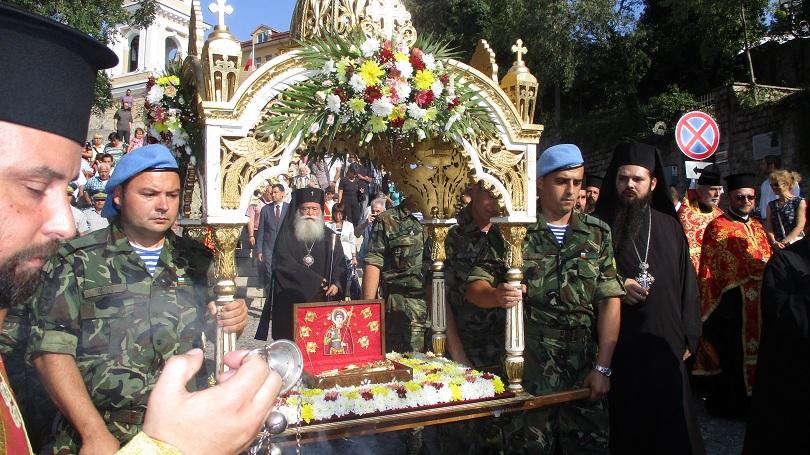 Стотици миряни посрещнаха мощите на Св. Георги в Пловдив
