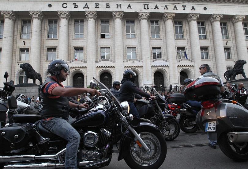 Протестът на мотористите се разрасна в 15 града