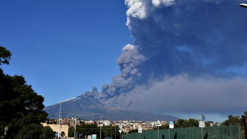 Затвориха летището в Катания заради изригване на вулкана Етна