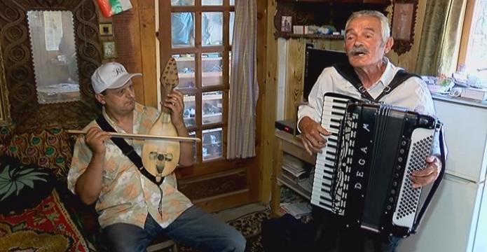 79-годишният дядо Петър не спира да свири и пее и сам си шие носиите