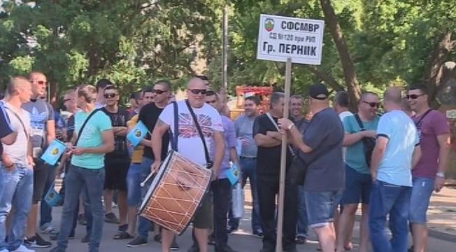 Полицаи, пожарникари и надзиратели протестираха срещу пенсионната реформа