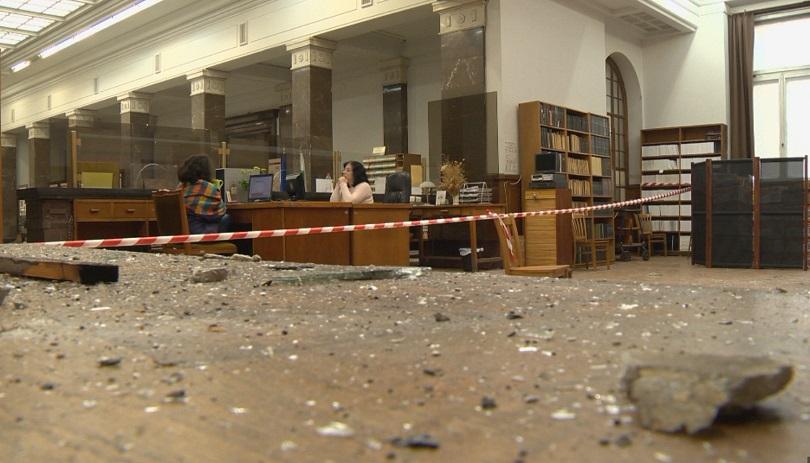 ​Продължават да падат парчета от тавана на Националната библиотека