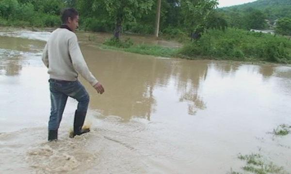 Заради поройните дъждове на места в страната ситуацията е критична