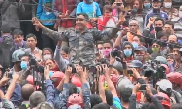 Спасиха 15-годишно момче под руините в Непал