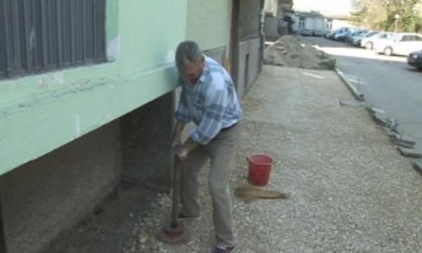 Пенсионер сам ремонтира тротоара пред блока си