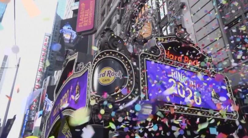 Разноцветни конфети полетяха над Таймс Скуеър в Ню Йорк В