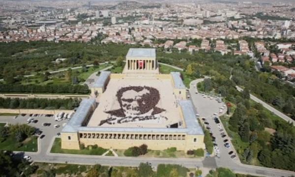 Жив портрет на Ататюрк в Анкара