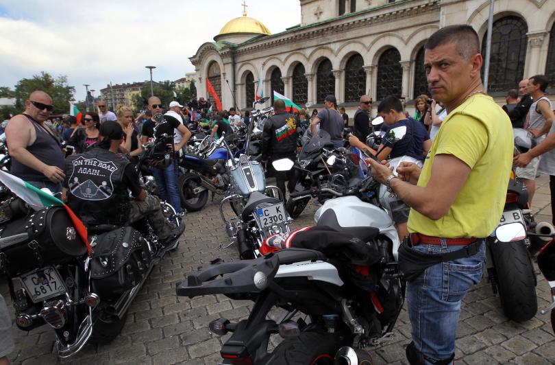 Нощните вълци предизвикаха сблъсъци в София