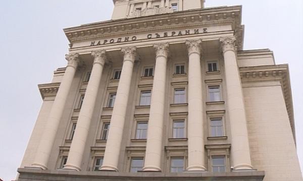 Юристи тълкуват казуса между президента и парламента за ЦИК