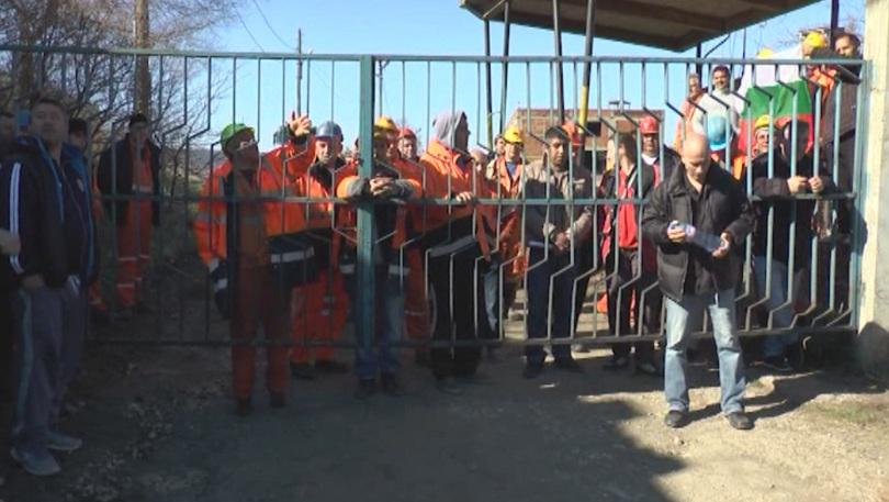 Миньорите от Оброчище продължават с протестите