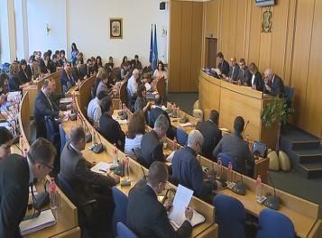 Общински съветници драстично си вдигат заплатите