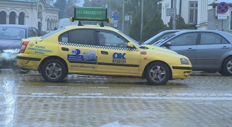 Таксиметров шофьор с присъда за убийство удари полицай