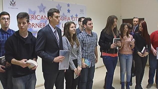 Млади оратори влизат в словесна битка