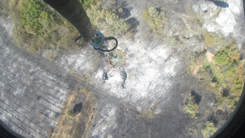 снимка 2 Военните се включиха в гасенето на пожара в новозагорско