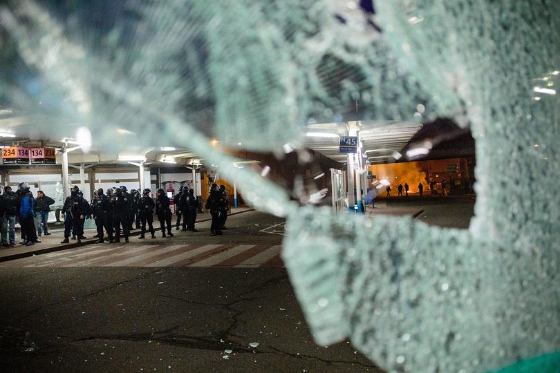 снимка 1 37 задържани след размирици в предградия  на Париж