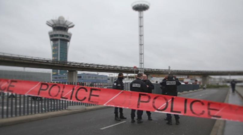 снимка 1 Нападателят от летище Орли крещял, че иска да умре за Аллах