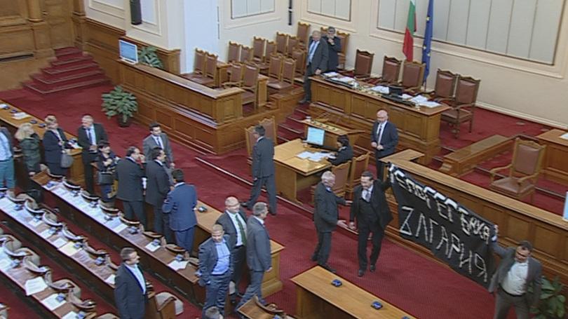 Хаос в пленарната зала прекрати заседанието