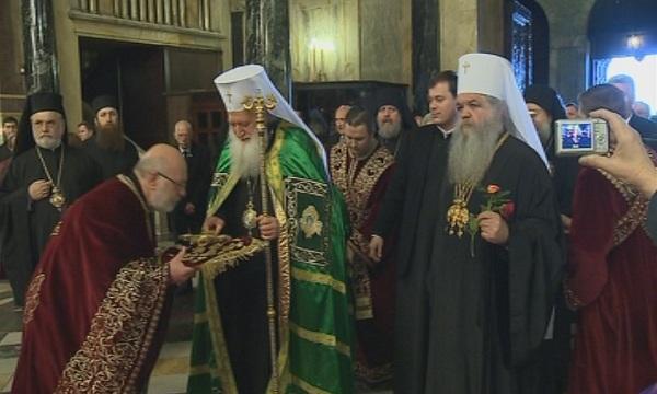 снимка 1 Молебен пред ВАС за собствеността на храм-паметника Св. Александър Невски