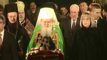 Празнични литургии в храмовете в цялата страна