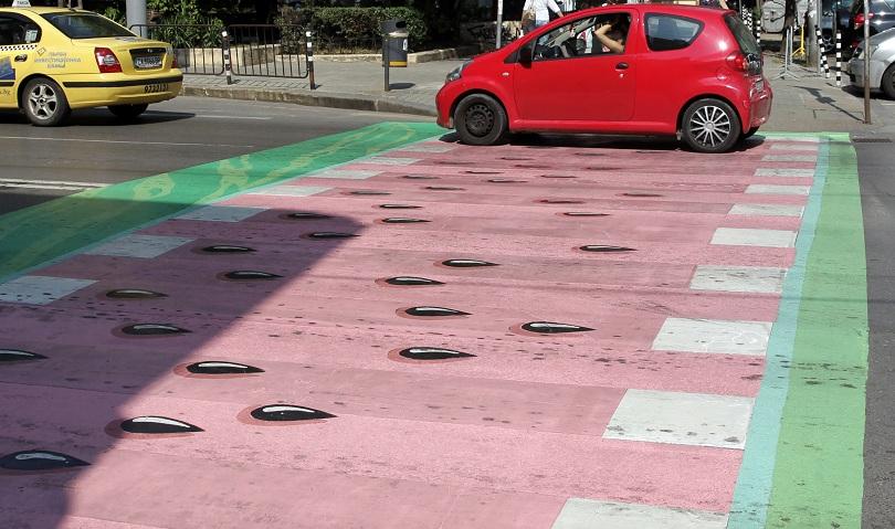 София осъмна с нови цветни пешеходни пътеки (СНИМКИ/ВИДЕО)