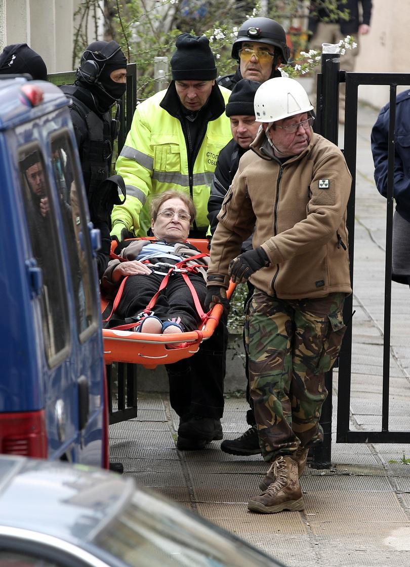 Изкараха жената на барикадиралия се мъж. Той е чичо на бивш шеф на НСО