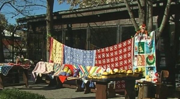 жени плетат благотворително