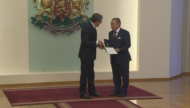 ​Президентът Плевнелиев връчи Почетния знак на държавния глава на Игнат Канев