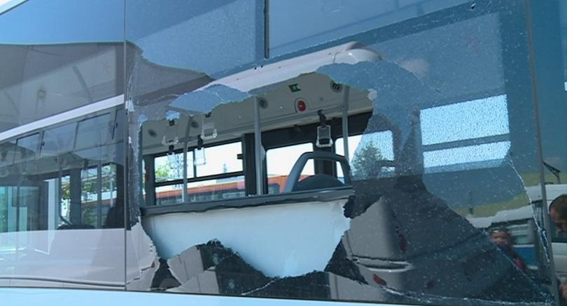 снимка 1 Изпотрошиха стъклата на два автобуса в Пловдив