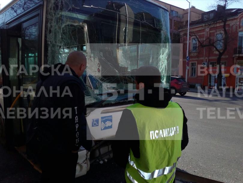 снимка 1 Автобус на градския транспорт блъсна 71-годишна жена в Пловдив