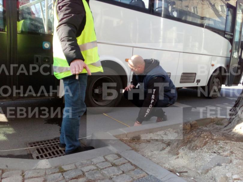 снимка 2 Автобус на градския транспорт блъсна 71-годишна жена в Пловдив