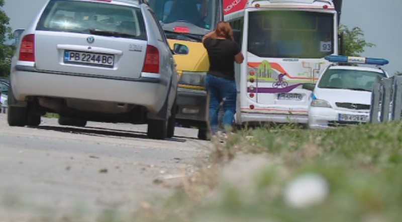 Автобус от градския транспорт в Пловдив катастрофира, на шофьора му прилошало