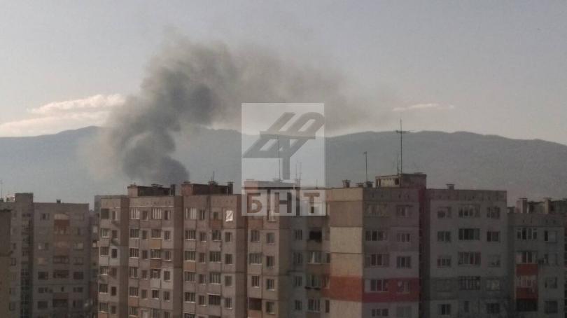 снимка 1 Пожар в цех за производство на пластмасови тръби в София (СНИМКИ)