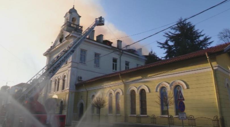 В Ямбол горят Общински детски комплекс и Католическата църква