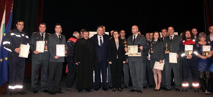 наградиха добрите пожарникари 2015