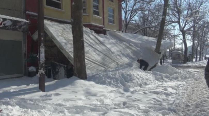 Покрив на бистро в Бургас се срути под тежестта на снега