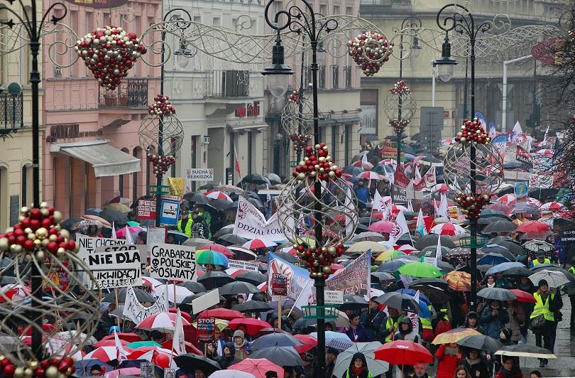 хиляди излязоха протест полша готвена реформа образованието