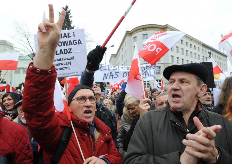 Многохиляден протест в защита на демокрацията в Полша