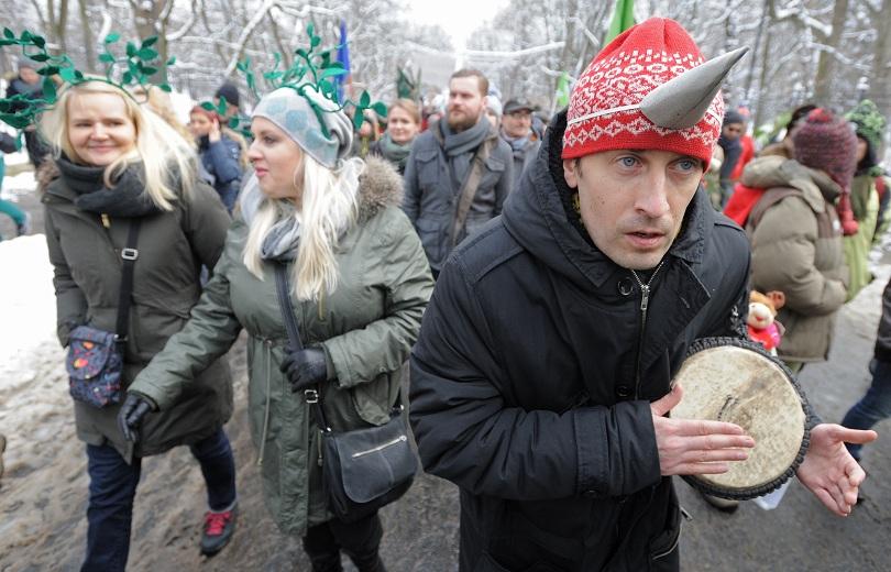 снимка 1 Природозащитници се преобразиха в дървета, за да ги защитят (СНИМКИ)