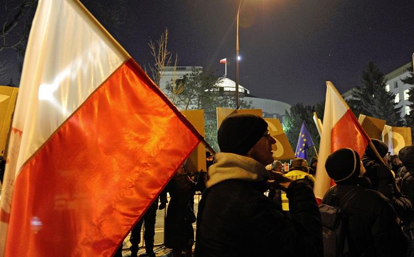 снимка 1 Политическата криза в Полша продължава, парламентът е окупиран