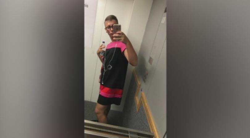 снимка 2 Мъже облякоха поли в знак на протест заради жегата