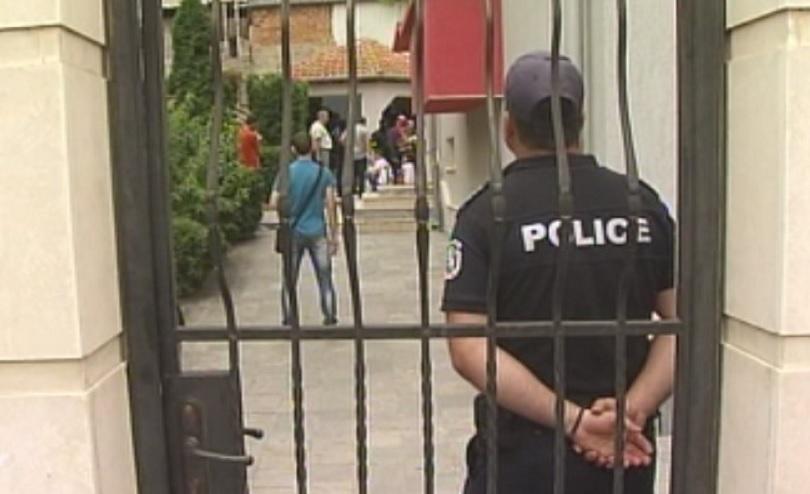 Двама полицаи са арестувани за трафик на жени