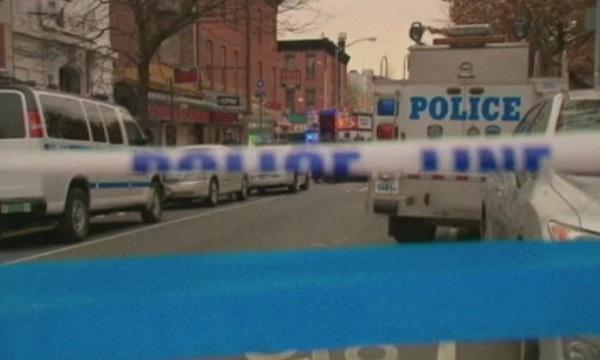 снимка 1 Въоръжен мъж уби двама полицаи в Ню Йорк и се самоуби