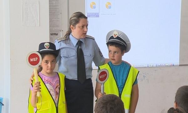 Пътни полицаи беседваха с деца за безопасноста на движение