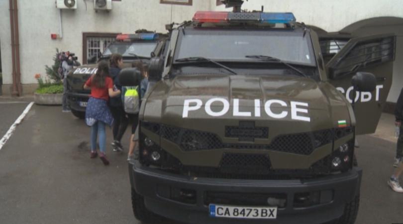 Командоси учат деца как да не са агресивни