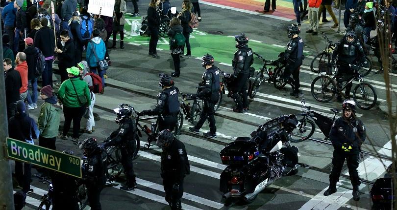 снимка 12 Пищни балове и бурни протести след клетвата на Тръмп