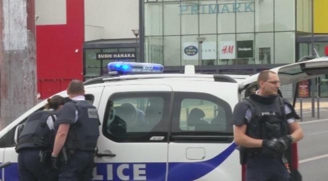 снимка 1 Версии за нападението във френския мол