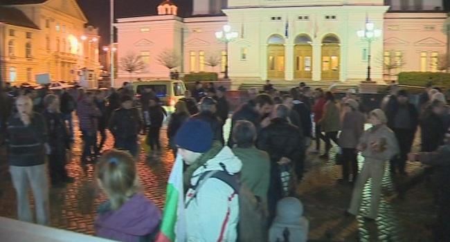  Протестиращи се разписваха в подписката за референдум в ден 244 на протеста