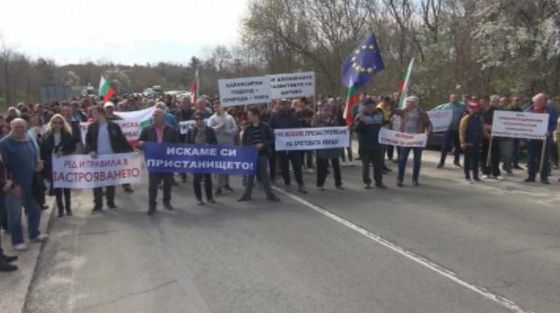 ​Жители на Царево, Ахтопол и Китен излязоха на протест