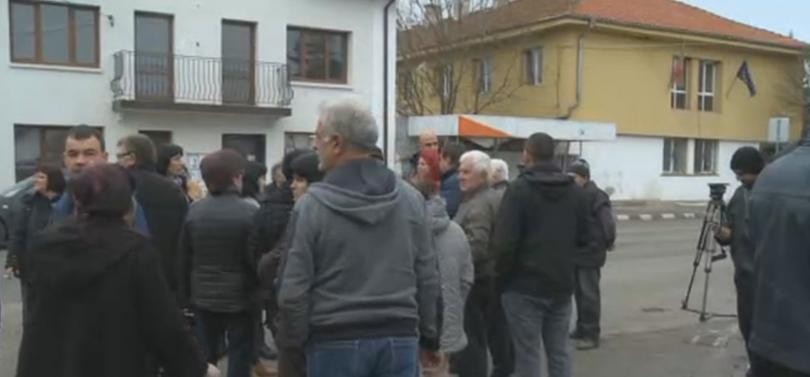 Жителите на пернишкото село Мещица излязоха на протест заради режима