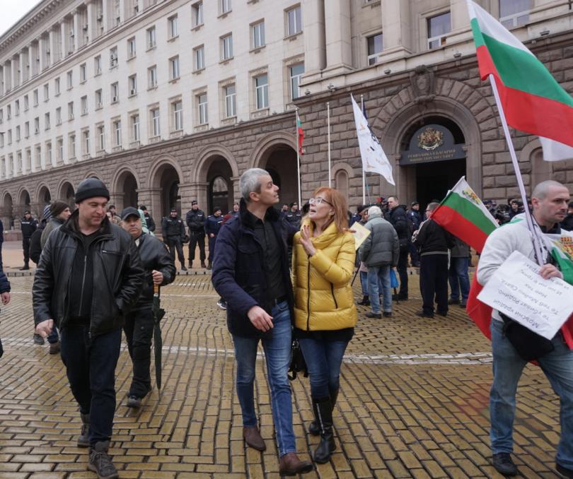 снимка 6 Около 40 души са пострадали от лютивия спрей на протеста пред МРРБ